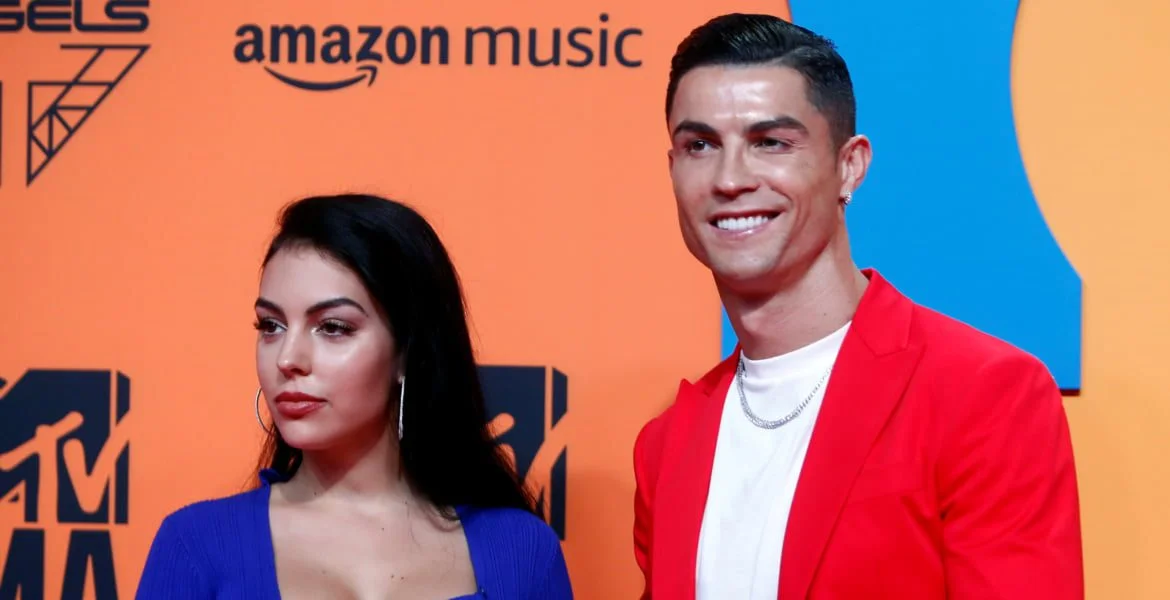 مساحة نت | شاهد: جورجينا صديقة رونالدو تتجاوز الخطوط الحمراء وتظهر بشكل فاضح داخل مسبح بالرياض (صور) مساحة نت | شاهد: جورجينا صديقة رونالدو تتجاوز الخطوط الحمراء وتظهر بشكل فاضح داخل مسبح بالرياض (صور)