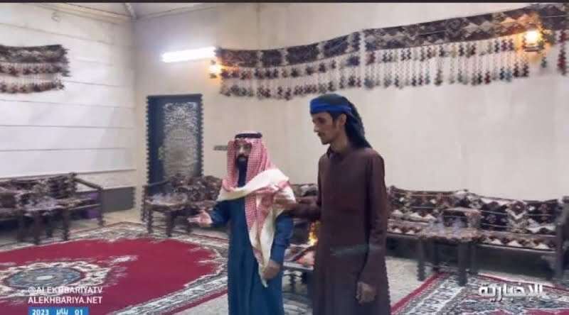 شاهد: مواطن سعودي يفتح منزله لسائقه اليمني بعد وفاة والده... مساحة نت | شاهد: مواطن سعودي يفتح منزله لسائقه اليمني بعد وفاة والده لإقامة العزاء فيه.. مثل واحد من عيالي (فيديو)