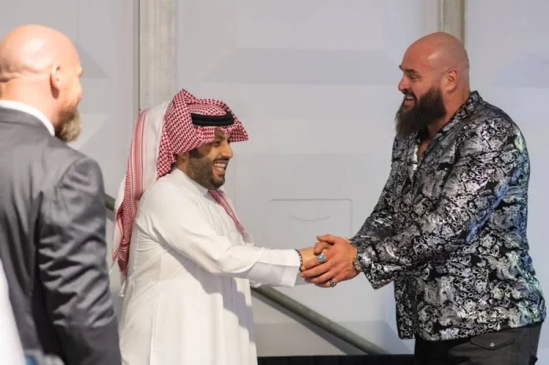 مساحة نت | شاهد: لحظة استقبال تركي آل الشيخ لنجوم المصارعة العالمية في العاصمة السعودية الرياض.. وهذا ما قاله بعد تسلمه حزام WWE (فيديو)