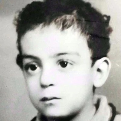 مساحة نت | خمن من يكون؟.. هذا الطفل بات واحدا من عمالقة الفن في العالم العربي وشارك مع أشهر النجوم وانتهت حياته بخطأ طبي قاتل