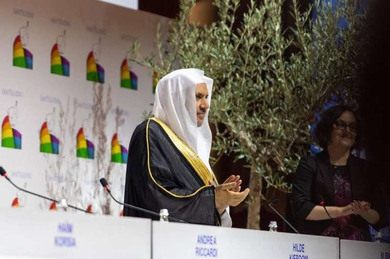 شاهد: أول تعليق للشيخ محمد العيسى على ظهور علم المثليين خلفه... مساحة نت | شاهد: أول تعليق للشيخ محمد العيسى على ظهور علم المثليين خلفه في منتدى الأديان.. شعار سلام (فيديو)