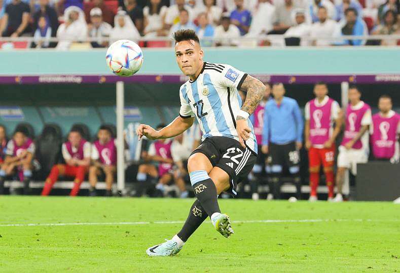 قبل مواجهة هولندا في ربع النهائي.. الكشف عن طبيعة إصابة لاعب... مساحة نت | قبل مواجهة هولندا في ربع النهائي.. الكشف عن طبيعة إصابة لاعب منتخب الأرجنتين لاوتارو مارتينيز