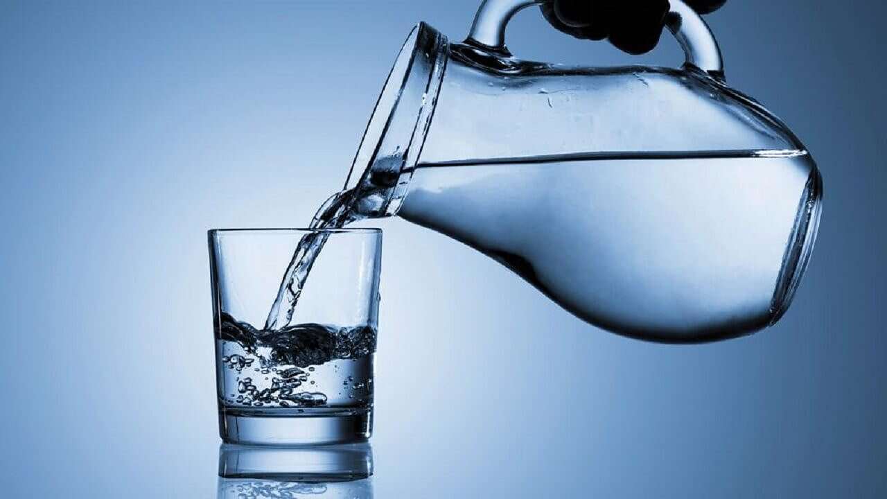 الخبراء يحذرون.. لن تصدق ماذا يحصل لجسمك عند شرب الماء قبل النوم؟