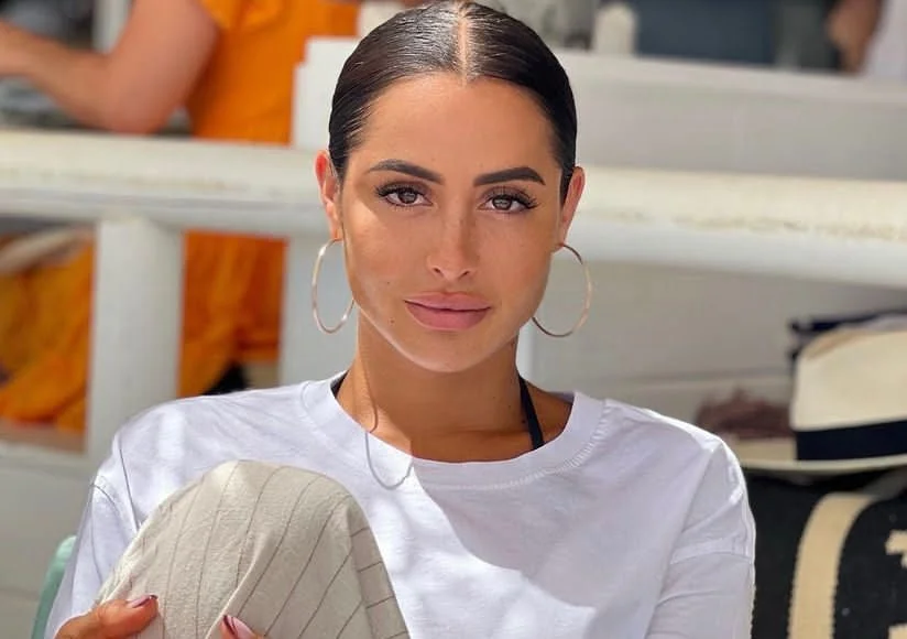 مساحة نت | أعلنت إسلامها وتصورت أمام الكعبة.. العارضة الفرنسية مارين الحيمر تكشف عن سبب عدم ارتداء الحجاب