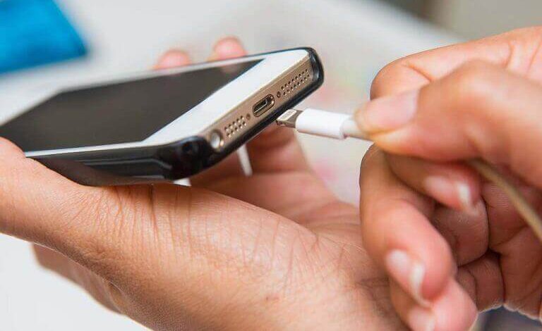 إياك أن تشحن هاتفك بغير شاحنه الأصلي.. مخاطر غير متوقعة إياك أن تشحن هاتفك بغير شاحنه الأصلي.. مخاطر غير متوقعة