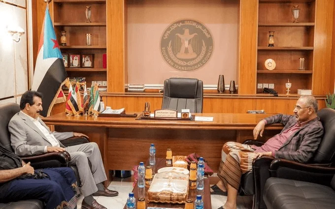 مساحة نت | معلومات تُنشر لأول مرة عما وراء إقالة العكيمي وتعيين العواضي.. انقسم مجلس القيادة بين مؤيد ومعارض ودور حاسم لعيدروس الزبيدي