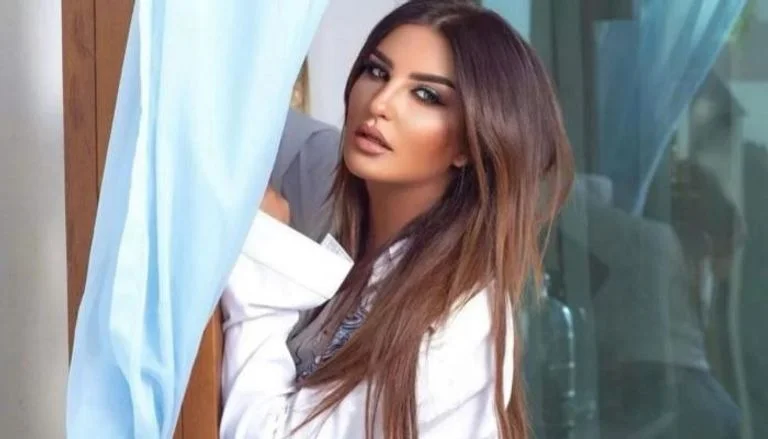 مساحة نت | شاهد: معجب يريد تقبيل قدم الفنانة شذى حسون وردها صادم (فيديو)