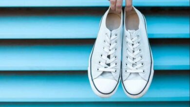 من دون ملمع.. حيل عبقرية لتلميع الأحذية في المنزل وإعادتها...