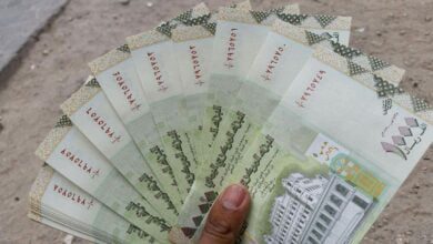 تراجع نسبي لسعر صرف الريال اليمني في عدن واستقرار بصنعاء...