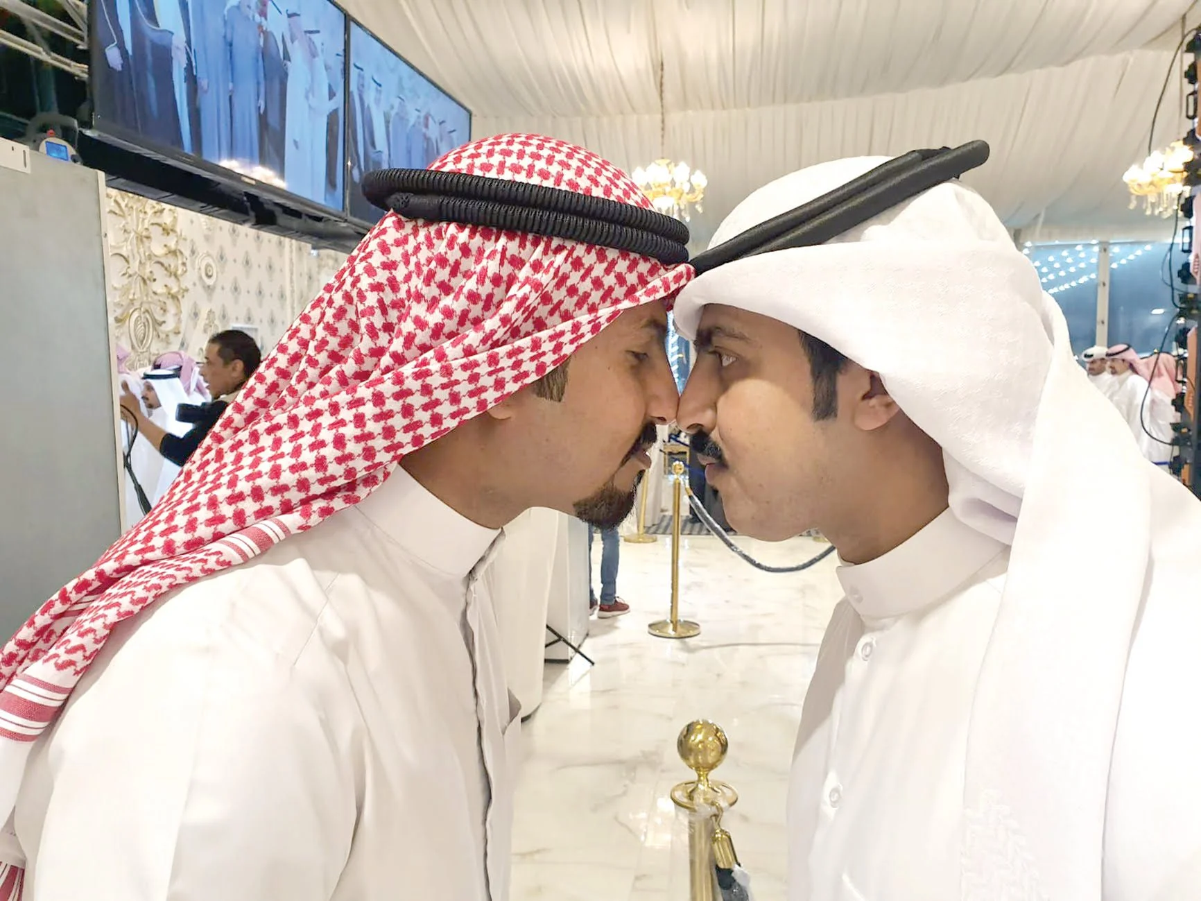 طبيب سعودي يطالب بإيقاف عادة السلام بالخشم.. مخاطر صحية غير... مساحة نت | طبيب سعودي يطالب بإيقاف عادة السلام بالخشم.. مخاطر صحية غير متوقعة