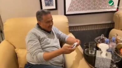 شاهد: الفنان السعودي محمد عبده يكشف عن نوع جواله في جلسة...