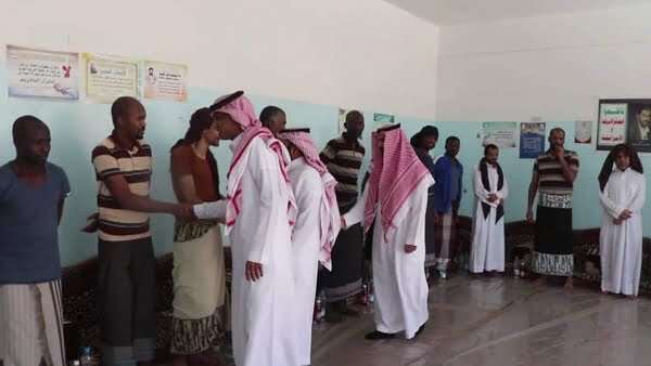 الحوثيون يستقبلون وفد السعودية في صنعاء بحفاوة.. وداخل إحدى... مساحة نت | الحوثيون يستقبلون وفد السعودية في صنعاء بحفاوة.. وداخل إحدى الغرف حدث ما لم يكن بالحسبان (صورة)