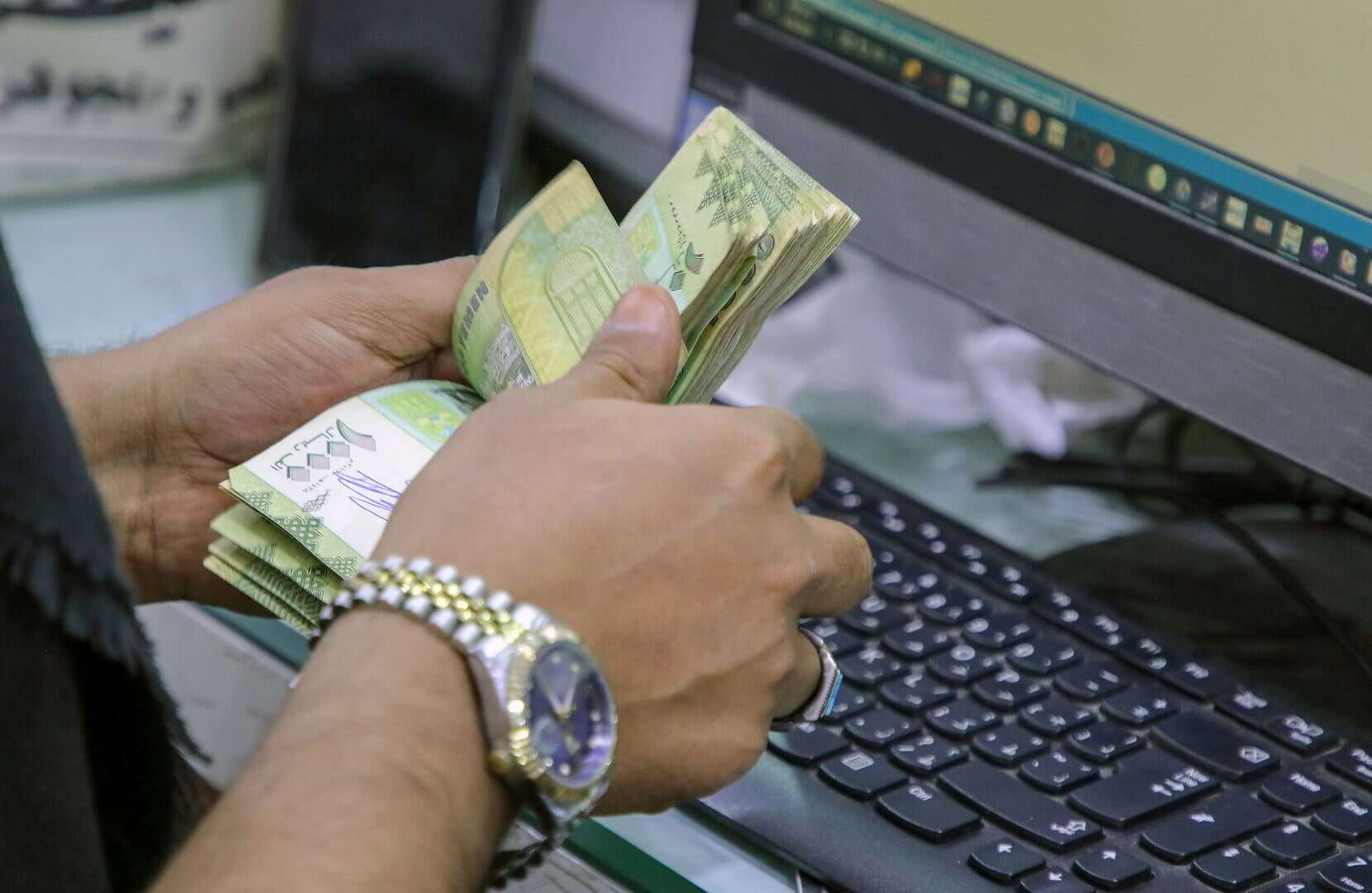 انقلاب مسائي لسعر صرف الريال اليمني أمام العملات الأجنبية بصنعاء وعدن وحضرموت.. آخر تحديث
