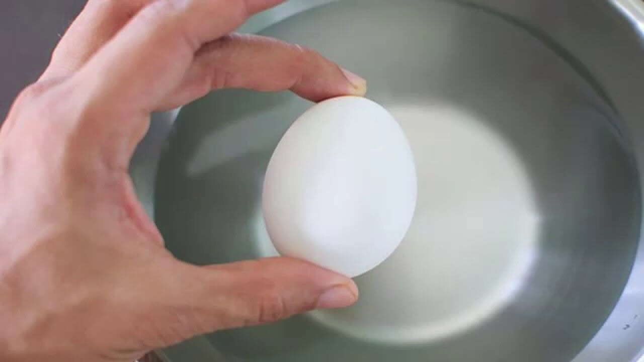 لا تتخلص منه بعد الآن: ماء سلق البيض يحمل سرًّا صحيًا مدهشًا