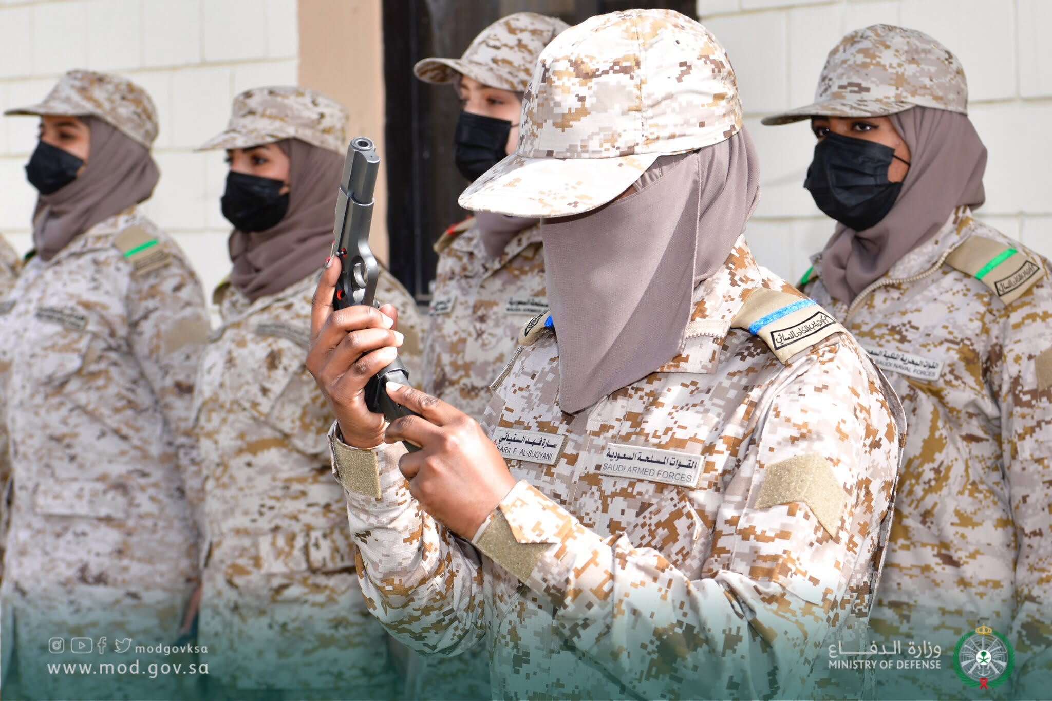 شاهد: تخريج 3 دفعات جديدة من الكادر النسائي في القوات... مساحة نت | شاهد: تخريج 3 دفعات جديدة من الكادر النسائي في القوات المسلحة السعودية (فيديو)