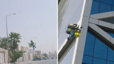 شاهد: توصيل خدمة البريد عبر &apos;الرجل الطائر&apos; لأول مرة في...