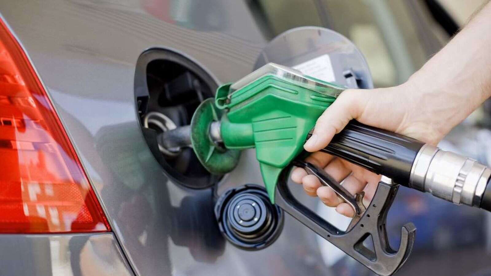 اتجاه رسمي لرفع أسعار المشتقات النفطية في مدينة عدن.. زيادة كبيرة