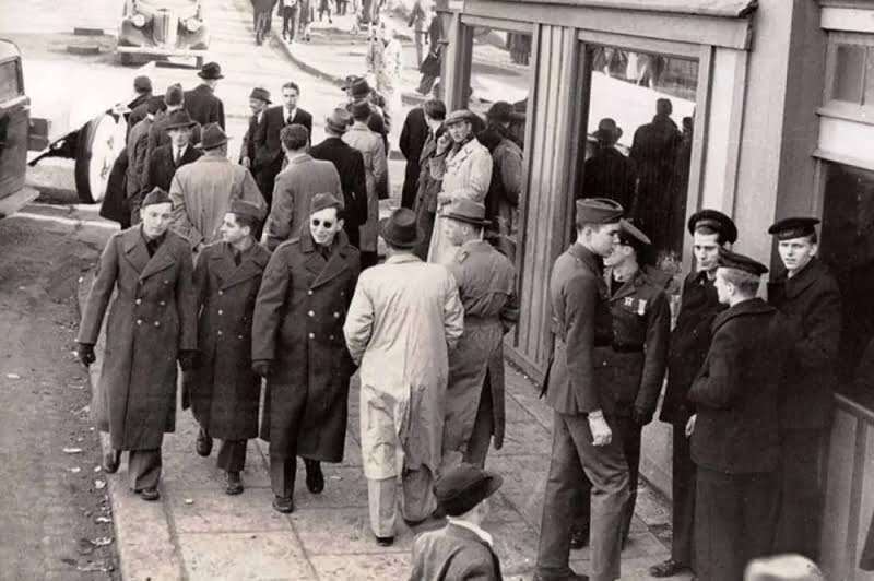 صورة لشخص يستخدم هاتفا محمولا خلال الحرب العالمية الثانية... مساحة نت | صورة لشخص يستخدم هاتفا محمولا خلال الحرب العالمية الثانية تفجر جدلا واسعا.. والتفسيرات أغرب من الخيال (تفاصيل)