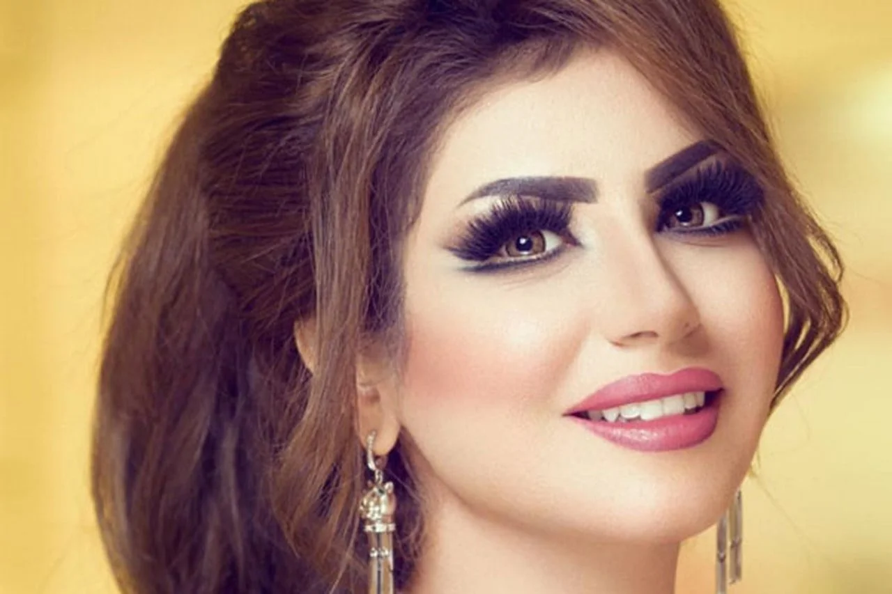 شاهد: كاميليا ابنة حليمة بولند مع النجم البلجيكي توبي... مساحة نت | شاهد: كاميليا ابنة حليمة بولند مع النجم البلجيكي توبي ألدرفيريلد خلال مباراة منتخب بلاده مع المنتخب المصري.. هل تشبه أمها؟ (صورة)