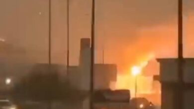 شاهد: سلسلة انفجارات عنيفة واشتعال للنيران في عسير...