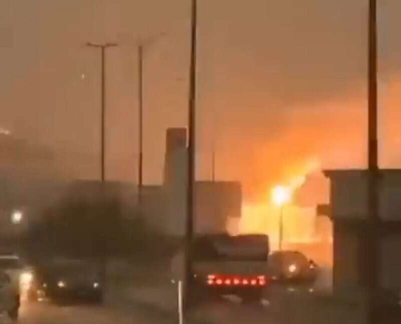 شاهد: سلسلة انفجارات عنيفة واشتعال للنيران في عسير... شاهد: سلسلة انفجارات عنيفة واشتعال للنيران في عسير...