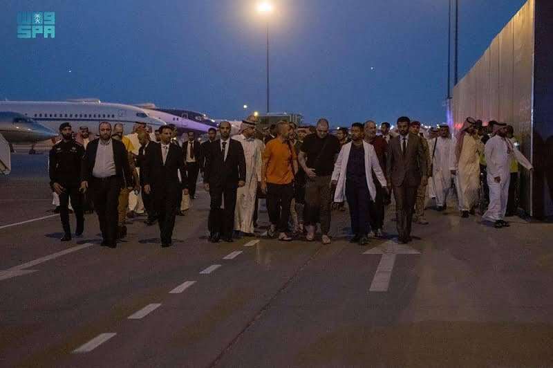 مساحة نت | شاهد: أولى الصور للأسرى الذين أفرجت عنهم روسيا بوساطة ولي العهد السعودي الأمير محمد بن سلمان.. بينهم مغربي محكوم عليه بالإعدام