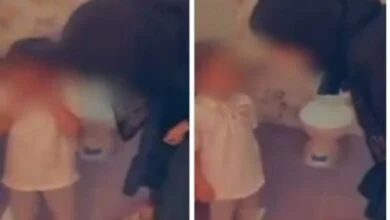 شاهد: مقطع مؤلم يوثق قيام عاملة بصفع طفلة عدة مرات على وجهها...