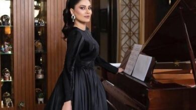 ارتدت ملابس خاصة بالمناسبة واحتضنت العلم وقالت هذه...