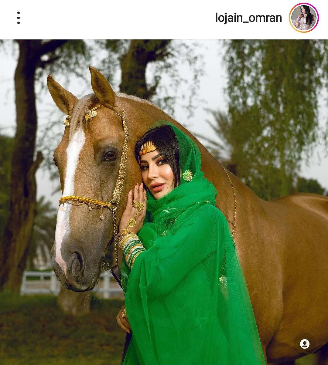 مساحة نت | بالأخضر مع الحصان.. الإعلامية السعودية لجين عمران تحتفل باليوم الوطني للمملكة على طريقتها الخاصة (صورة)