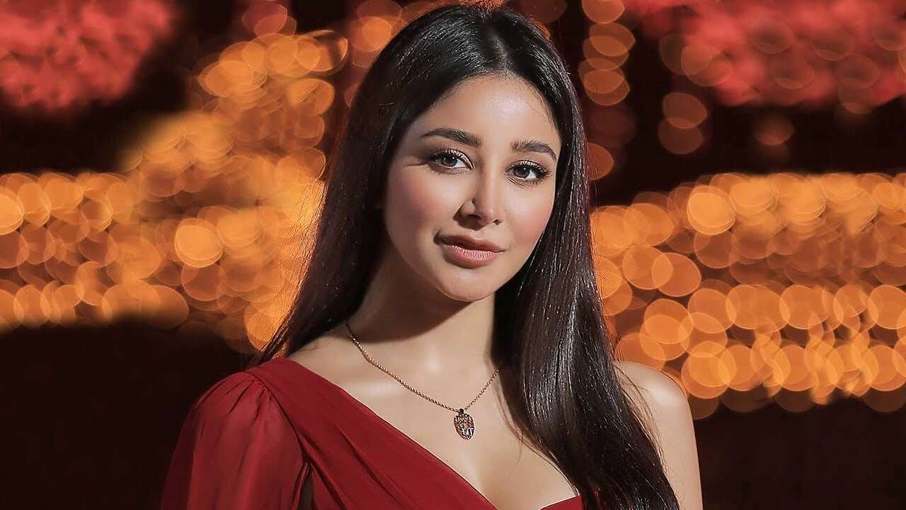 الفنانة السعودية أسيل عمران تبهر جمهورها بصورة من الاحتفال... الفنانة السعودية أسيل عمران تبهر جمهورها بصورة من الاحتفال...