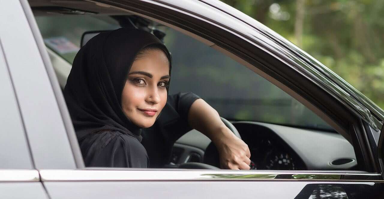 مواطن خليجي يهدي سيارة لزوجته ويرتكب بها مخالفات مرورية بـ... مساحة نت | مواطن خليجي يهدي سيارة لزوجته ويرتكب بها مخالفات مرورية بـ 50 ألف درهم.. وحكم صادم من محكمة في الامارات