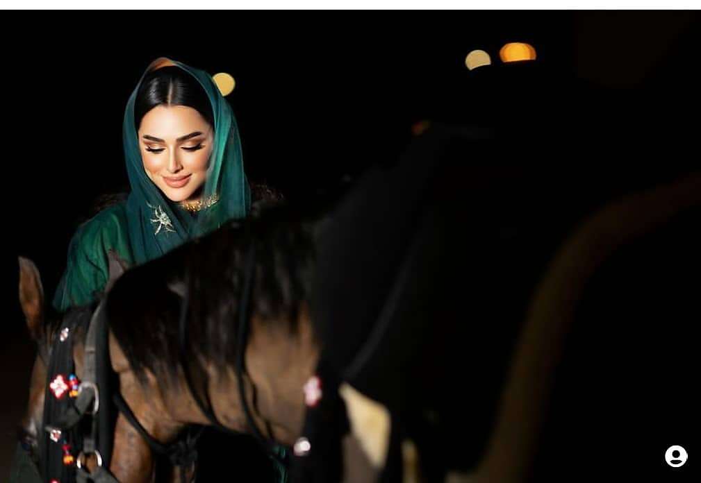 مساحة نت | بالأخضر على فرس عربي أصيل.. هكذا احتفلت الفنانة مريم الأنصار باليوم الوطني للسعودية وهذا ما قالته (صورة) مساحة نت | بالأخضر على فرس عربي أصيل.. هكذا احتفلت الفنانة مريم الأنصار باليوم الوطني للسعودية وهذا ما قالته (صورة)