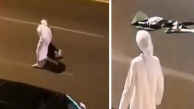 لحظات تحبس الأنفاس.. شاب إماراتي يخاطر بحياته لرفع علم...