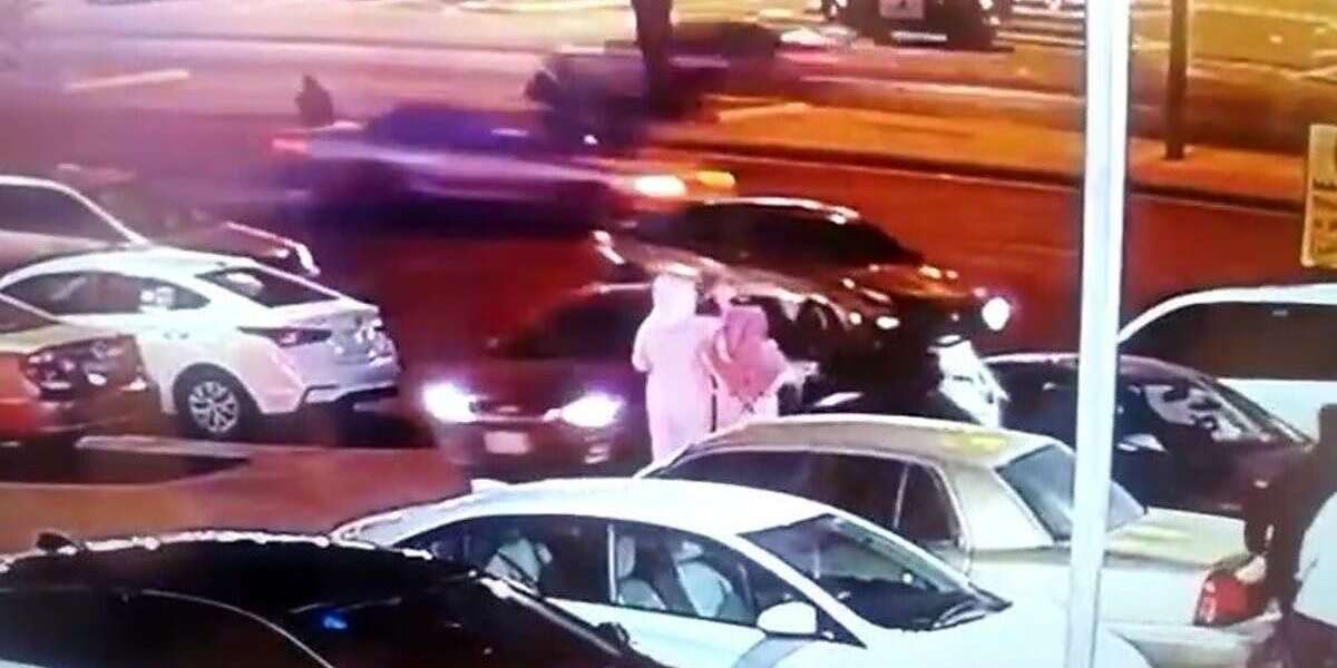 فيديو دهس فتاة في أبها السعودية يكتسح مواقع التواصل... فيديو دهس فتاة في أبها السعودية يكتسح مواقع التواصل...