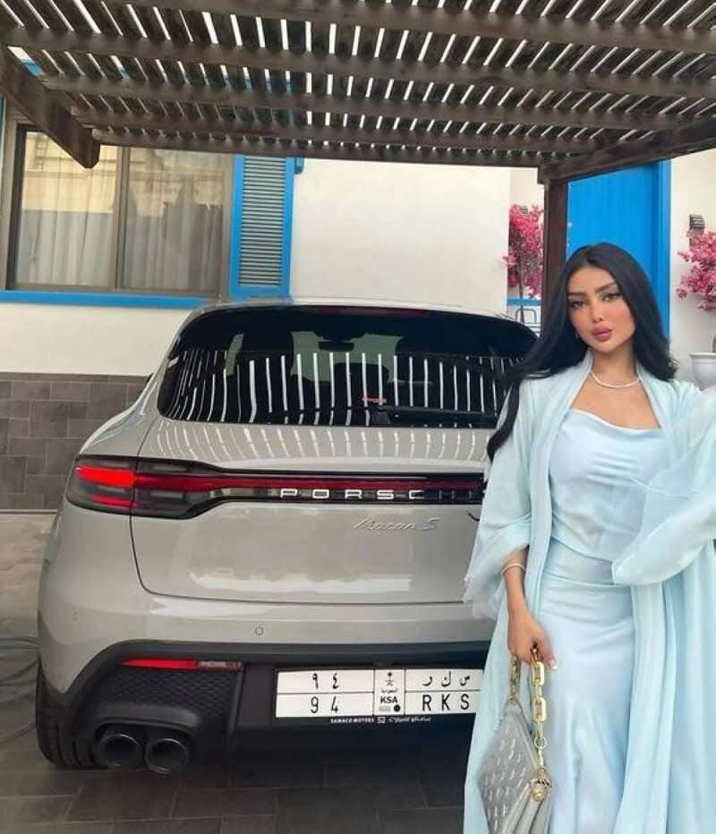 مساحة نت | شاهد: إطلالة جذابة لخبيرة التجميل السعودية مروج الرحيلي مع سيارتها الفارهة.. واستعراض بالرقم المميز (صور)