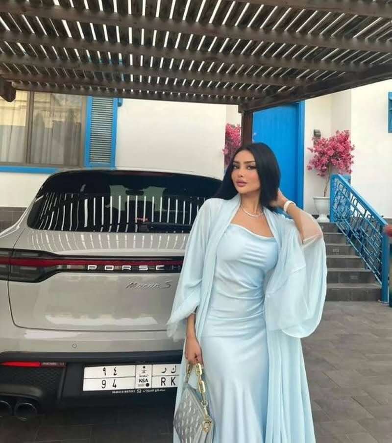 مساحة نت | شاهد: إطلالة جذابة لخبيرة التجميل السعودية مروج الرحيلي مع سيارتها الفارهة.. واستعراض بالرقم المميز (صور)