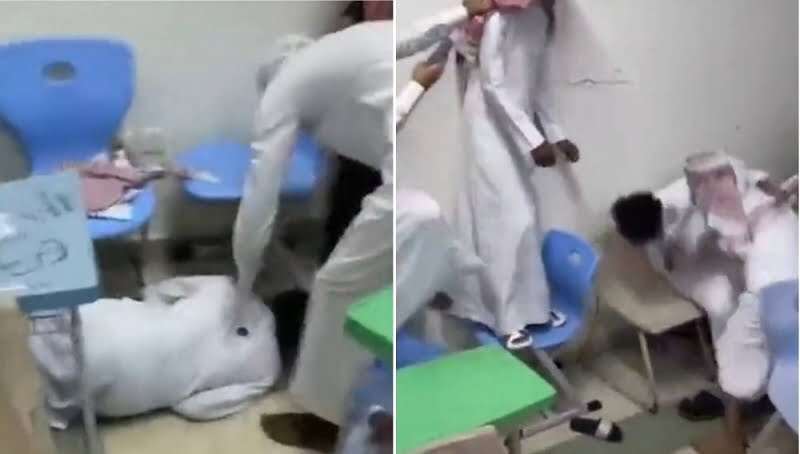 شاهد: قتال عنيف بين طالبين داخل أحد الفصول الدراسية في… شاهد: قتال عنيف بين طالبين داخل أحد الفصول الدراسية في...