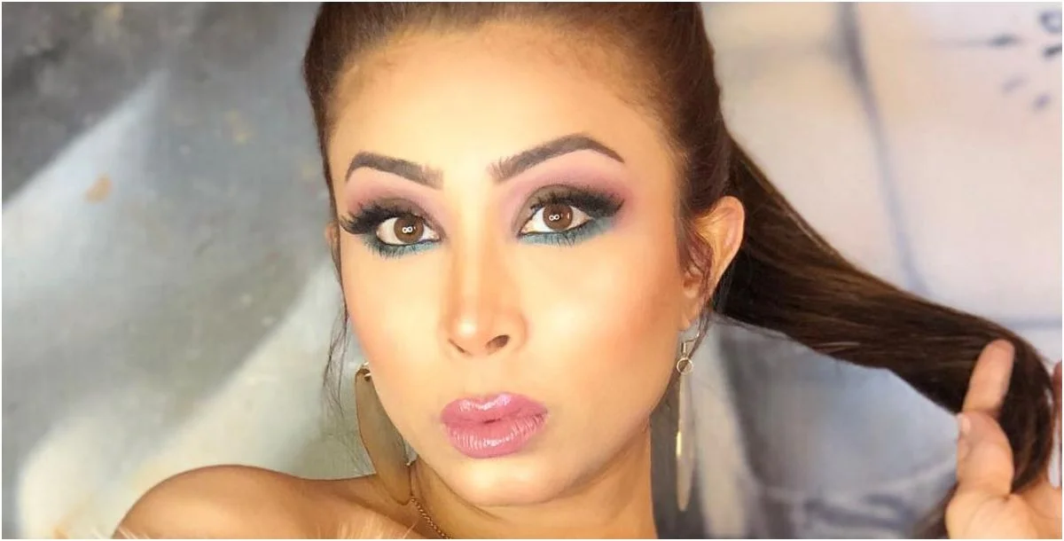 مساحة نت | شاهد: الفنانة أبرار الكويتية تحتفل بمناسبة طلاقها للمرة الرابعة وتركل زوجها بقدمها (فيديو)