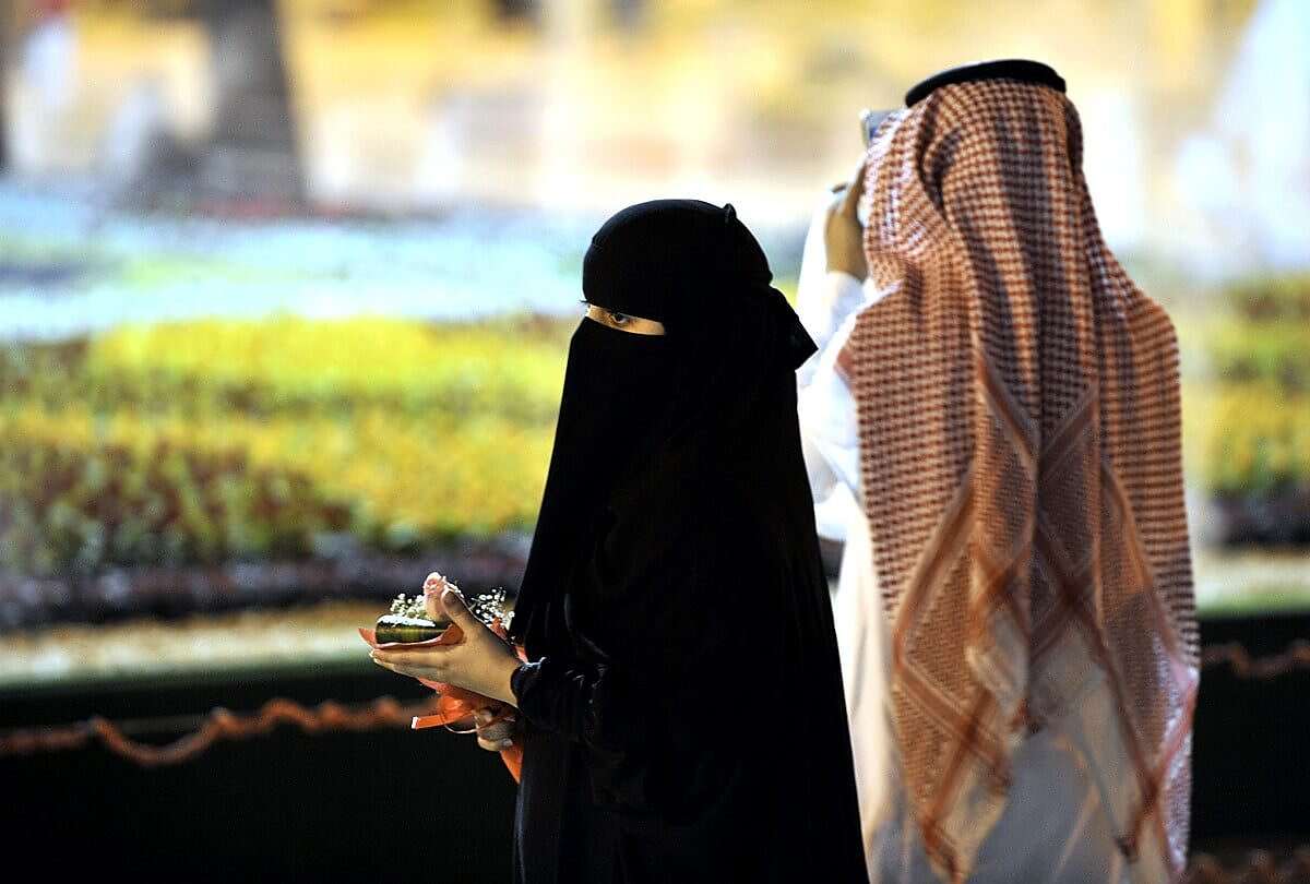 هل يحق لرجل الأمن التحقق من صلة القرابة بين شاب وفتاة إن... مساحة نت | هل يحق لرجل الأمن التحقق من صلة القرابة بين شاب وفتاة إن خرجا معا في مكان عام؟.. محامٍ سعودي يجيب ويفجِّر مفاجأة (فيديو)