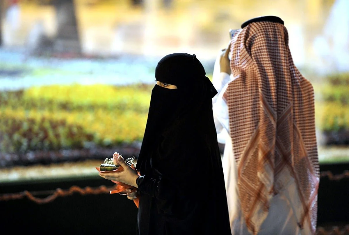 هل يحق لرجل الأمن التحقق من صلة القرابة بين شاب وفتاة إن... مساحة نت | هل يحق لرجل الأمن التحقق من صلة القرابة بين شاب وفتاة إن خرجا معا في مكان عام؟.. محامٍ سعودي يجيب ويفجِّر مفاجأة (فيديو)