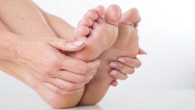 قد تشير برودة القدمين إلى مرض خطير (وكالات)