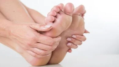 قد تشير برودة القدمين إلى مرض خطير (وكالات)