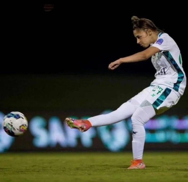 لاعبة الأهلي السعودي الجزائرية عبلة سنوسي (وكالات)