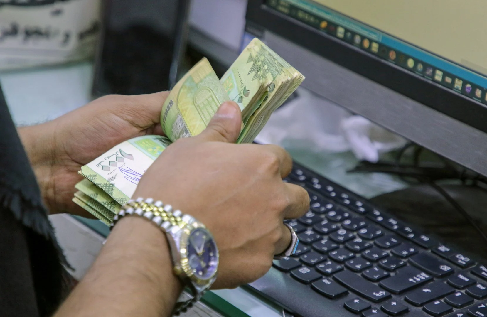 صرف321 الريال اليمني (وكالات)