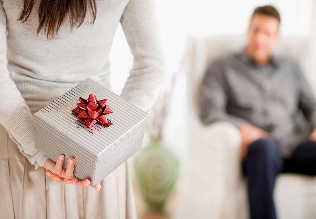 Woman with present for boyfriend هدايا مناسبة ليوم عيد الحب (مواقع)