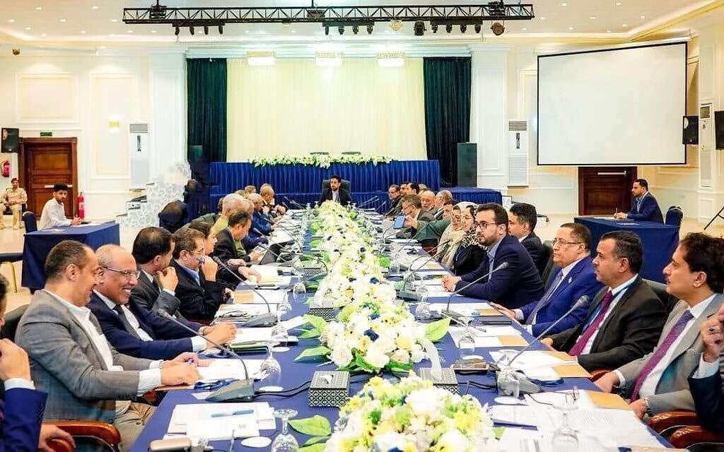 هيئة التشاور مساحة نت | أمر خطير ظهر في صورة اجتماع هيئة التشاور بعدن دون أن يركز عليه أحد.. تفاصيل
