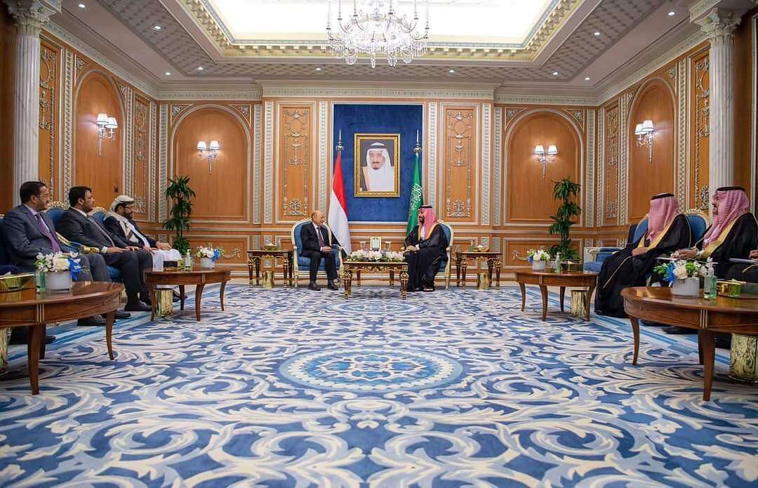 بن سلمان والعليمي ولي العهد السعودي وأعضاء مجلس القيادة الرئاسي اليمني (وكالات)