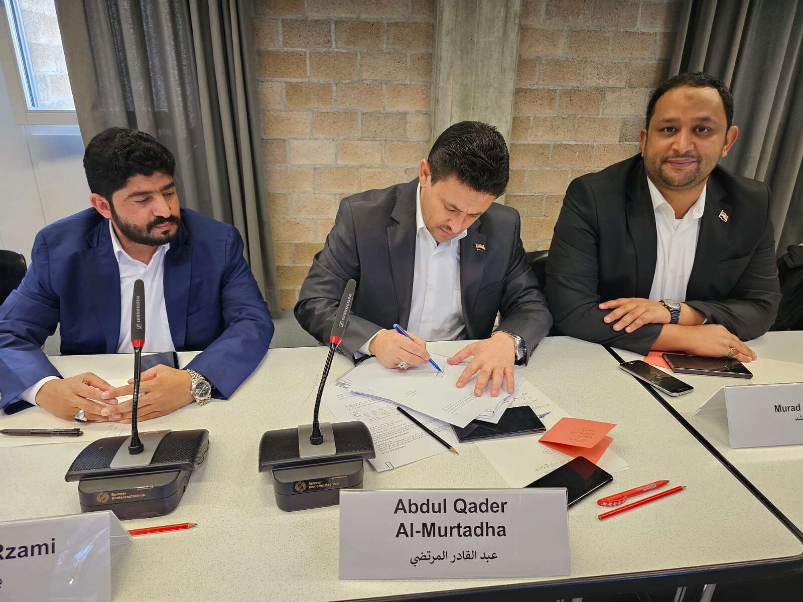 تطوّر مهم في مفاوضات مسقط بشأن صرف مرتبات الموظفين اليمنيين.. تفاصيل