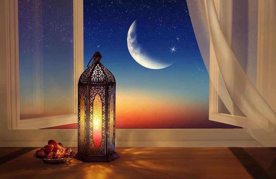 Ramadan,Lantern,By,The,Open,Window.,Beautiful,Greeting,Card,With مساحة نت | تعرف على مواعيد الإفطار والسحور خلال شهر رمضان 2023 في السعودية.. تفاصيل