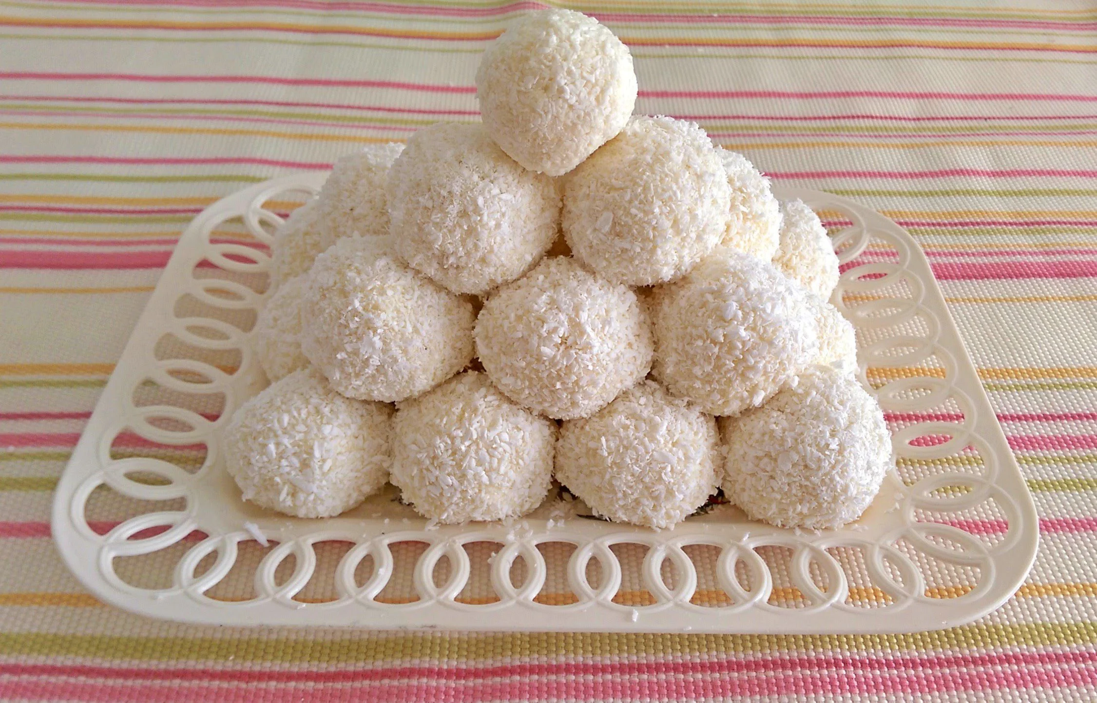 كرات جوز1 مساحة نت | اعملي كرات جوز الهند اللذيذة في المنزل بخطوات سهلة ومكونات غير مكلفة.. تستحق التجربة